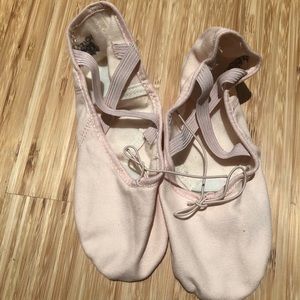 New in box! Canvas Capezio Juliet II ballet flats